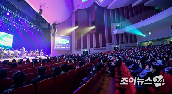 스테이지 심포니 오케스트라가 23일 오후 서울 노원구 광운대학교 동해문화예술관에서 열린 '뮤지컬·OST 콘서트-봄이 오는 소리’에서 무대를 선보이고 있다. [사진=곽영래 기자]