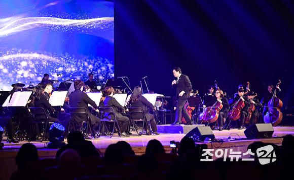 스테이지 심포니 오케스트라가 23일 오후 서울 노원구 광운대학교 동해문화예술관에서 열린 '뮤지컬·OST 콘서트-봄이 오는 소리’에서 무대를 선보이고 있다. [사진=곽영래 기자]