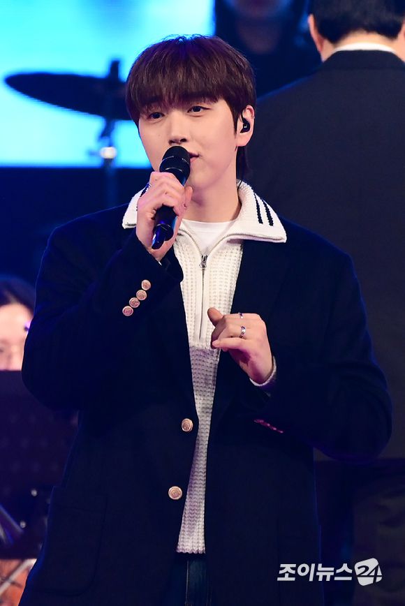 가수 산들이 23일 오후 서울 노원구 광운대학교 동해문화예술관에서 열린 '뮤지컬·OST 콘서트-봄이 오는 소리'에서 무대를 선보이고 있다. [사진=정소희 기자]