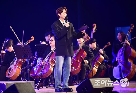 개그맨 유재필이 23일 오후 서울 노원구 광운대학교 동해문화예술관에서 열린 '뮤지컬·OST 콘서트-봄이 오는 소리'에서 MC로 참석하고 있다. [사진=곽영래 기자]