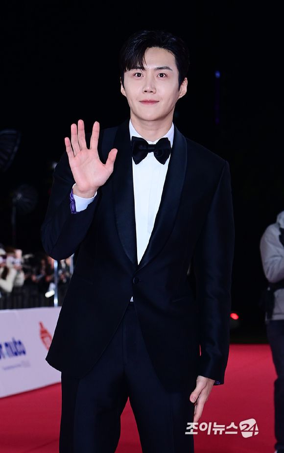 배우 김선호가 24일 오후 서울 영등포구 여의도 KBS홀에서 진행된 제44회 청룡영화상 레드카펫 행사에 참석하고 있다. [사진=정소희 기자]