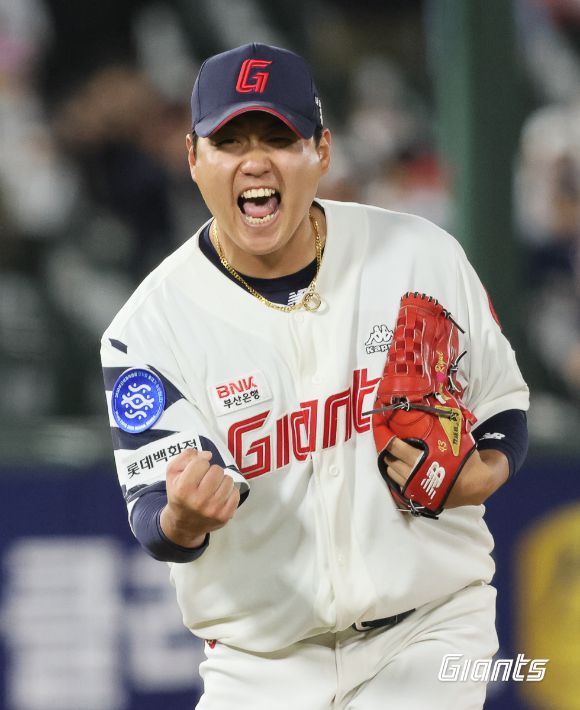 롯데 자이언츠 투수 나균안이 23일 열린 NC 다이노스와 홈 경기에 선발 등판했다. 5회초 2사 1, 2루 상황에서 NC 손아섭을 헛스윙 삼진으로 잡은 뒤 환호하고 있다. [사진=롯데 자이언츠]