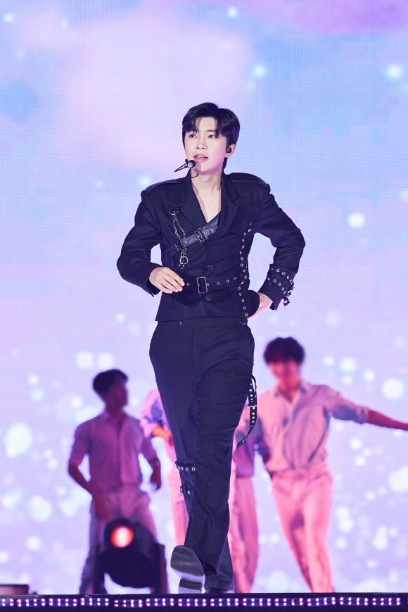임영웅이 전국투어 콘서트 ‘IM HERO’(아임 히어로) 무대에서 팬들을 만나고 있다. [사진=물고기뮤직]