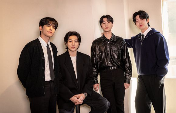 밴드 DAY6(데이식스)가 최근 서울 모처에서 진행한 미니 8집 'Fourever' 발매 기념 인터뷰에서 포즈를 취하고 있다. [사진=JYP엔터테인먼트]