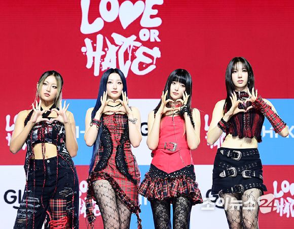 그룹 하이키가 19일 오후 서울 한남동 블루스퀘어에서 진행된 하이키(H1-KEY) 세 번째 미니앨범 '러브 오어 헤이트'(LOVE or HATE) 쇼케이스에 참석하고 있다. [사진=정소희 기자]