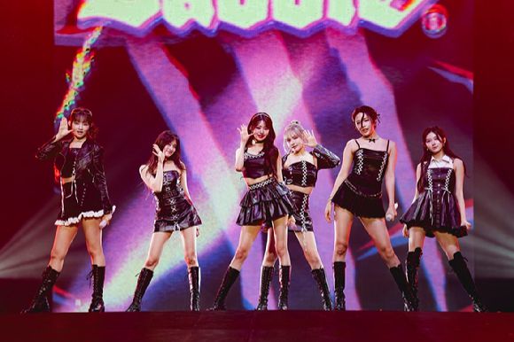 아이브가 첫 번째 월드 투어 '쇼 왓 아이 해브'(IVE THE 1ST WORLD TOUR 'SHOW WHAT I HAVE') 공연을 펼치고 있다. [사진=스타쉽엔터테인먼트]