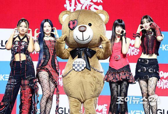 그룹 하이키가 19일 오후 서울 한남동 블루스퀘어에서 진행된 하이키(H1-KEY) 세 번째 미니앨범 '러브 오어 헤이트'(LOVE or HATE) 쇼케이스에 참석하고 있다. [사진=정소희 기자]