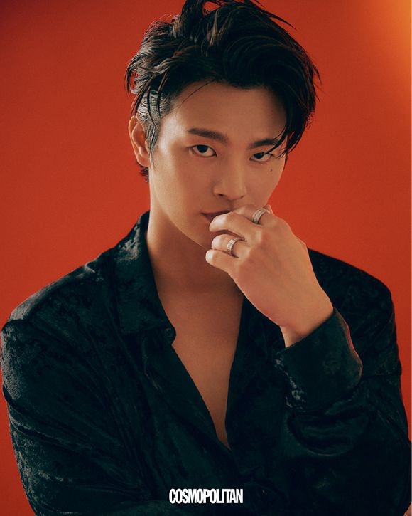 배우 서인국이 화보 촬영에서 포즈를 취하고 있다. [사진=코스모폴리탄]