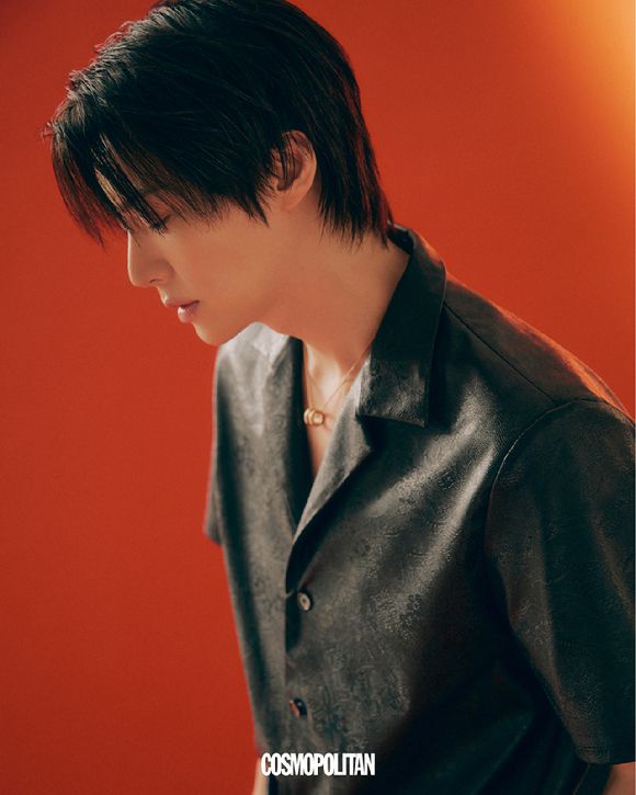 배우 안재현이 화보 촬영에서 포즈를 취하고 있다. [사진=코스모폴리탄]