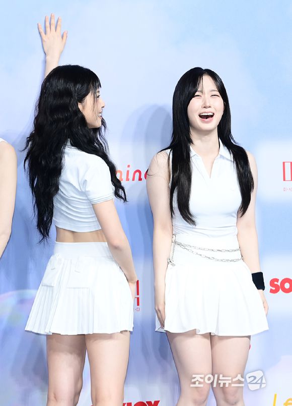 그룹 엔믹스(NMIXX) 규진과 해원이 21일 오후 인천광역시 중구 A리조트에서 열린 '2024 SBS 가요대전 썸머' 블루카펫 행사에 참석하고 있다. [사진=정소희 기자]