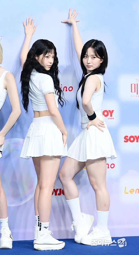 그룹 엔믹스(NMIXX) 규진과 해원이 21일 오후 인천광역시 중구 A리조트에서 열린 '2024 SBS 가요대전 썸머' 블루카펫 행사에 참석하고 있다. [사진=정소희 기자]