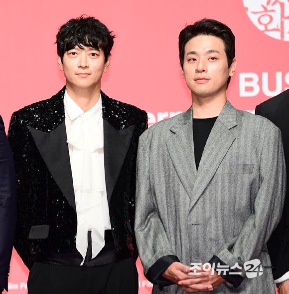 배우 강동원과 박정민이 2일 오후 부산 해운대구 신세계백화점 센텀시티점 문화홀에서 열린 제29회 부산국제영화제 개막작 '전,란'(감독 김상만) 기자회견에 참석하고 있다.[사진=정소희 기자]