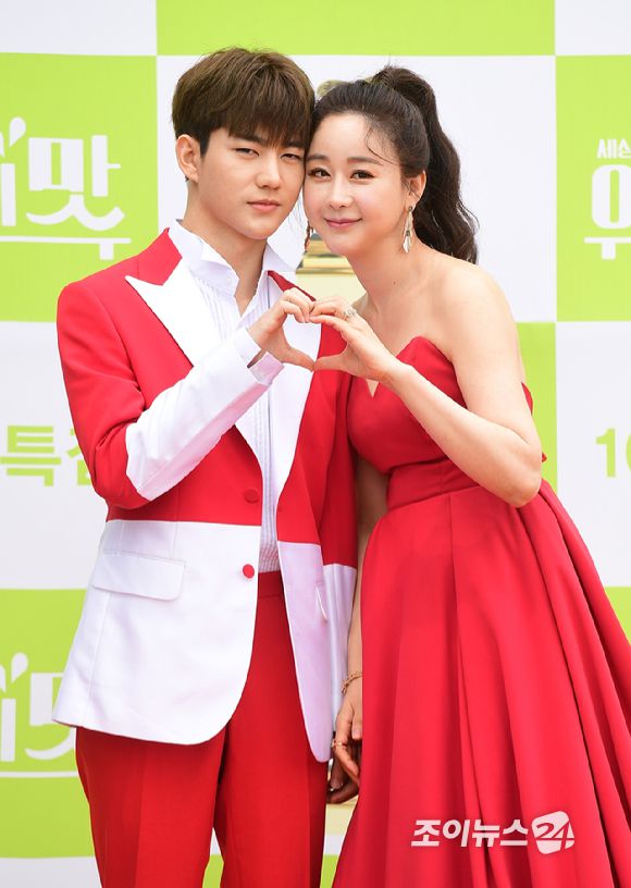 함소원과 진화가 TVCHOSUN 예능프로그램 '아내의 맛' 100회 특집 포토콜 행사에서 포즈를 취하고 있다. [사진=정소희 기자]