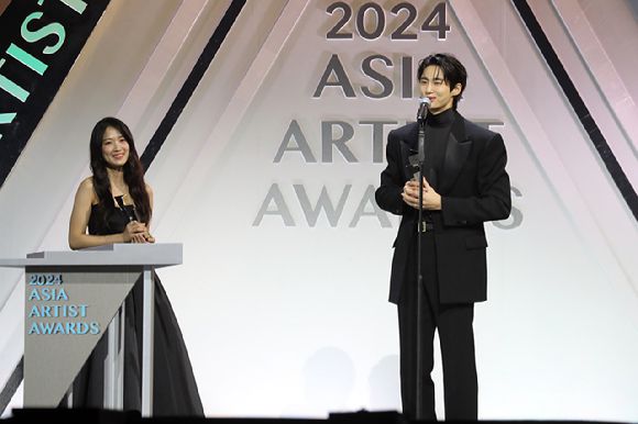 배우 김혜윤과 변우석이 'AAA 2024'에서 수상소감을 전하고 있다. [사진=AAA 조직위원회]