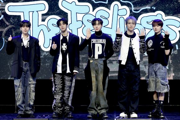 그룹 위아이가 15일 서울 마포구 예스24 원더로크홀에서 열린 7번째 미니 앨범 '더 필링스' 발매 기념 쇼케이스에서 포즈를 취하고 있다. [사진=위엔터테인먼트]