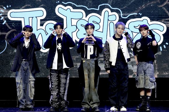 그룹 위아이가 15일 서울 마포구 예스24 원더로크홀에서 열린 7번째 미니 앨범 '더 필링스' 발매 기념 쇼케이스에서 포즈를 취하고 있다. [사진=위엔터테인먼트]