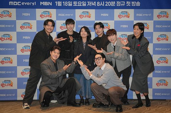 전민경PD와 홍진경, 하하, 남창희, 신정윤, 지조, 동우, 황성재가 17일 서울 상암동 스탠포드 호텔에서 열린 MBC에브리원·MBN '다 컸는데 안 나가요' 제작발표회에 참석해 포토타임을 갖고 있다. [사진=MBC에브리원·MBN]