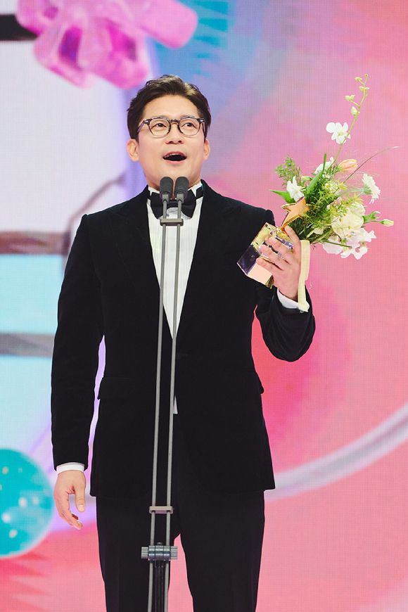 김대호가 '2024 MBC 방송연예대상'에서 최우수상을 탄 후 수상소감을 이야기 하고 있다. [사진=MBC]