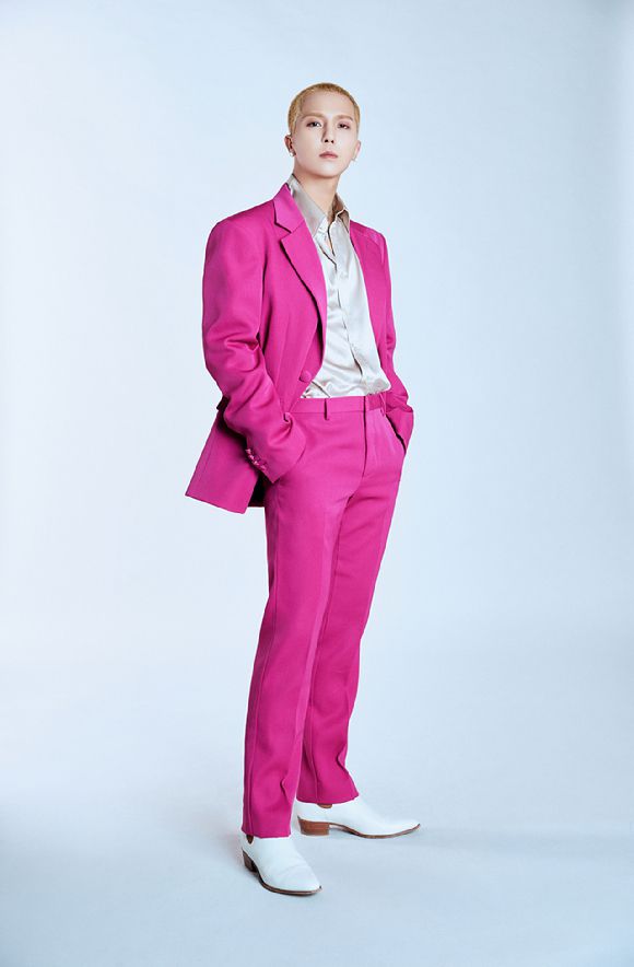 송민호가 7일 솔로 정규 3집 'TO INFINITY.' 발매 기념 기자간담회에서 포토타임을 갖고 있다. [사진=YG엔터테인먼트]