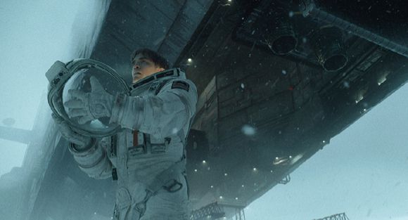 배우 로버트 패틴슨이 봉준호 감독의 신작 '미키 17'에서 열연하고 있다. [사진=워너브러더스 코리아㈜]