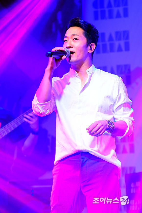 그룹 클래지콰이 프로젝트 알렉스가 19일 오후 서울 한남동 언더스테이지에서 열린 정규 7집 '트래블러스(Travellers)' 쇼케이스에 참석해 멋진 무대를 선보이고 있다. [사진=조이뉴스24 포토DB]