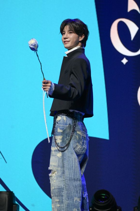 가수 정동원이 13일 오후 서울 용산구 노들섬 라이브하우스에서 열린 두 번째 정규앨범 '키다리의 선물' 발매 기념 쇼케이스에 참석해 포토타임을 갖고 있다. [사진=쇼플레이엔터테인먼]