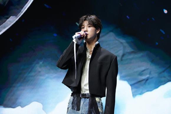 가수 정동원이 13일 오후 서울 용산구 노들섬 라이브하우스에서 열린 두 번째 정규앨범 '키다리의 선물' 발매 기념 쇼케이스에 참석해 포토타임을 갖고 있다. [사진=쇼플레이엔터테인먼]