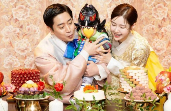 나혜미 에릭 부부가 두 아이의 부모가 됐다. 사진은 두 사람이 첫째 돌잔치를 하고 있는 모습.  [사진=나혜미 SNS]