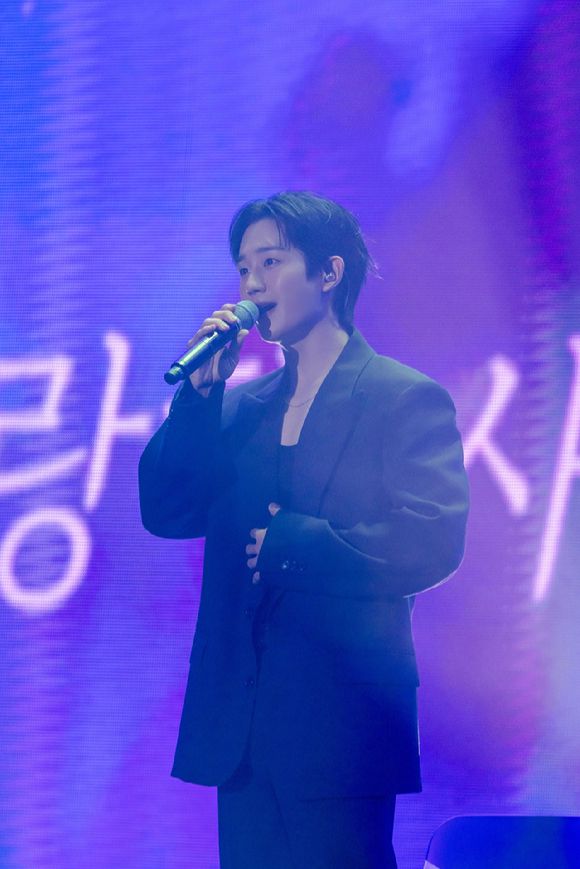 배우 정해인이 앙코르 팬미팅 'OUR TIME – HBD'(아워 타임 – 해피벌스데이)에서 팬들을 만나고 있다. [사진=FNC엔터테인먼트]