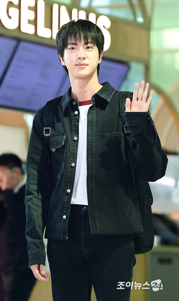 그룹 방탄소년단(BTS) 진이 18일 밀라노 패션쇼에 참석하기 위해 인천국제공항을 통해 출국하고 있다. [사진=정소희 기자]