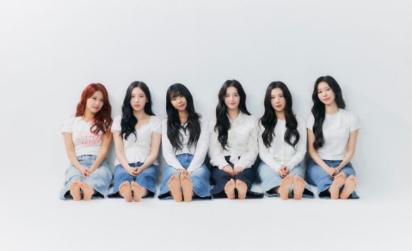 모모랜드가 데뷔 8주년을 기념해 사진촬영을 하고 있다. [사진=김나윤 SNS]