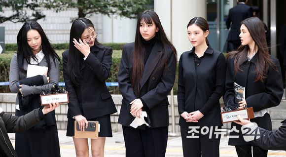 걸그룹 뉴진스(NJZ)가 7일 서울 서울중앙지방법원에서 열린 '기획사 지위보전 및 광고계약 체결 등 금지' 가처분 신청 심문기일을 마친 뒤 취재진 질문에 답하고 있다. [사진=연합뉴스]