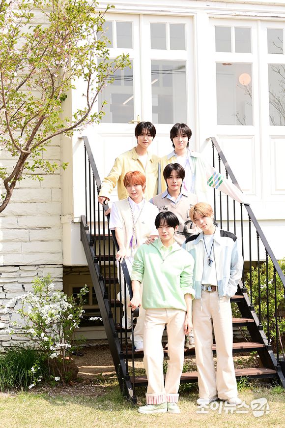 그룹 NCT WISH(엔시티 위시)가 10일 서울 용산구 이태원동 로그먼트 빌라트에서 진행된 두 번째 미니앨범 'poppop' 발매 기념 라운드 인터뷰에 앞서 포즈를 취하고 있다. [사진=정소희 기자]