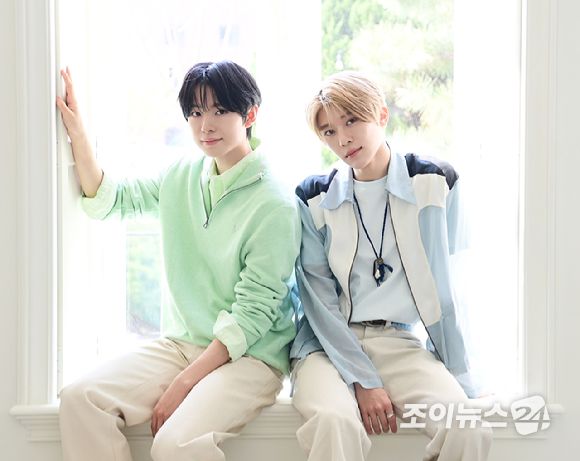 그룹 NCT WISH(엔시티 위시) 유우시와 시온이 10일 서울 용산구 이태원동 로그먼트 빌라트에서 진행된 두 번째 미니앨범 'poppop' 발매 기념 라운드 인터뷰에 앞서 포즈를 취하고 있다. [사진=정소희 기자]