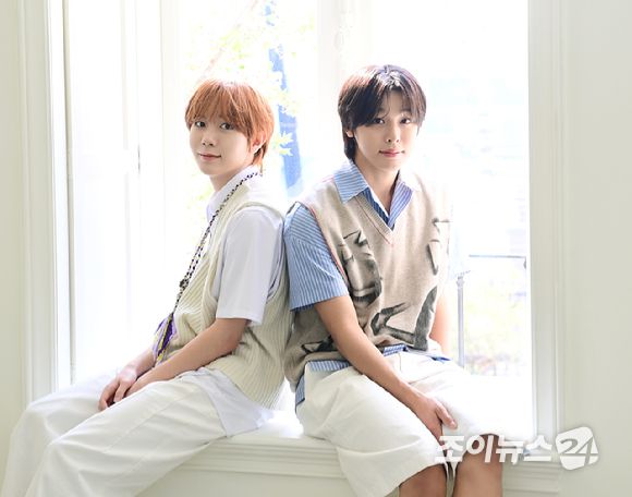 그룹 NCT WISH(엔시티 위시) 료와 리쿠가 10일 서울 용산구 이태원동 로그먼트 빌라트에서 진행된 두 번째 미니앨범 'poppop' 발매 기념 라운드 인터뷰에 앞서 포즈를 취하고 있다. [사진=정소희 기자]