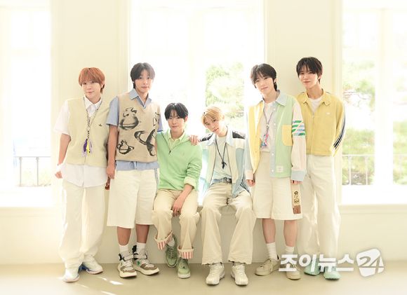 그룹 NCT WISH(엔시티 위시)가 10일 서울 용산구 이태원동 로그먼트 빌라트에서 진행된 두 번째 미니앨범 'poppop' 발매 기념 라운드 인터뷰에 앞서 포즈를 취하고 있다. [사진=정소희 기자]