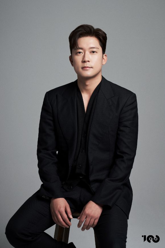 방송인 김대호가 새 프로필 사진을 공개했다. [사진=원헌드레드]