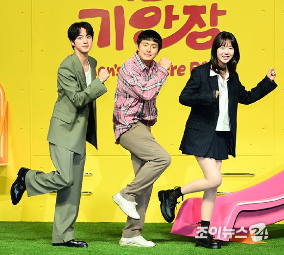 방탄소년단(BTS) 진-기안84-지예은이 15일 오전 서울 종로구 JW매리어트 동대문에서 열린 넷플릭스 새 예능 시리즈 '대환장 기안장' 기자간담회에 참석하고 있다. [사진=정소희 기자]