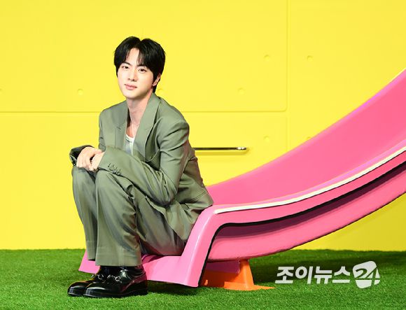 그룹 방탄소년단(BTS) 진이 15일 오전 서울 종로구 JW매리어트 동대문에서 열린 넷플릭스 새 예능 시리즈 '대환장 기안장' 기자간담회에 참석하고 있다. [사진=정소희 기자]