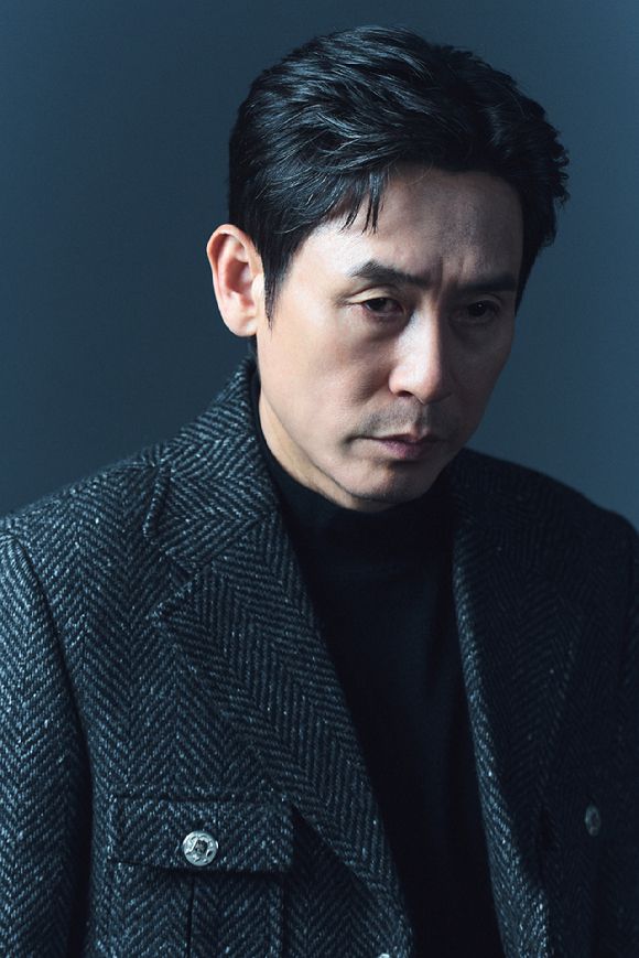 설경구가 '하이퍼 나이프' 종영 기념 인터뷰에 앞서 사진 촬영을 하고 있다. [사진=월트디즈니 컴퍼니 코리아]