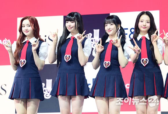 그룹 유니스(UNIS) 엘리시아-나나-방윤하-임서원이 15일 서울 광장동 예스24 라이브홀에서 열린 두 번째 미니앨범 'SWICY(스위시)' 발매 쇼케이스에 참석하고 있다. [사진=정소희 기자]