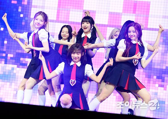 그룹 유니스(UNIS)가 15일 서울 광장동 예스24 라이브홀에서 열린 유니스 두 번째 미니앨범 'SWICY(스위시)' 발매 쇼케이스에 참석해 멋진 무대를 선보이고 있다. [사진=정소희 기자]