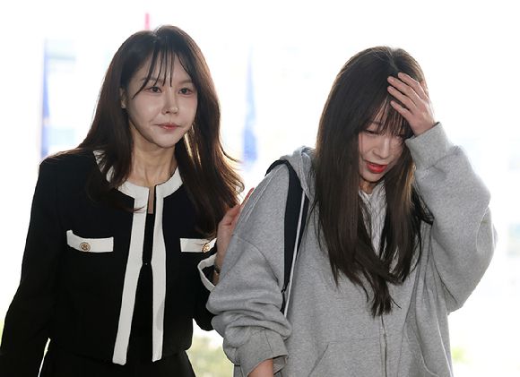 가로세로연구소 대표 김세의씨를 협박 등의 혐의로 고소한 '1천만 유튜버' 쯔양(본명 박정원)씨가 16일 조사를 위해 서울 강남구 강남경찰서로 출석하고 있다. [사진=연합뉴스]