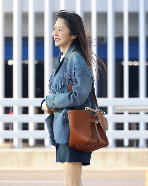 배우 고현정이 랄프 로렌에서 주관하는 2025 폴 여성 컬렉션 쇼 참석 차 미국 뉴욕으로 출국했다. [사진=랄프로렌 ]