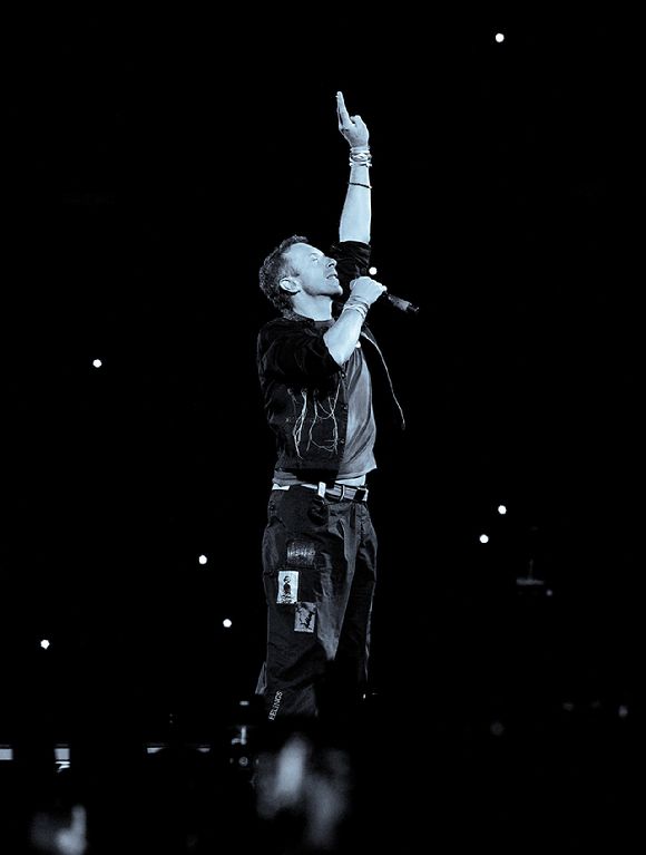 밴드 콜드플레이(크리스 마틴, 존 버클랜드, 윌 챔피언, 가이 베리맨)가 16일 오후 경기 고양시 고양종합운동장에서 진행된 내한 공연 'Coldplay [Music Of The Spheres World Tour]'에서 무대를 펼치고 있다 [사진=라이브네이션코리아]