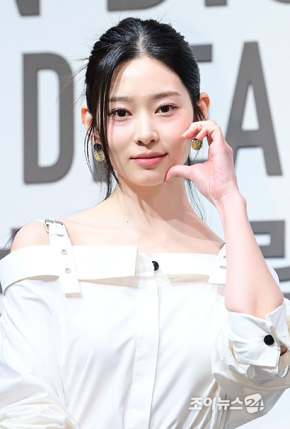 배우 김민주가 18일 오후 서울 동대문구 DDP 아트홀에서 진행된 디올 'DESIGNER OF DREAMS' 전시회 개최 기념 포토월 행사에 참석하고 있다. [사진=정소희 기자]