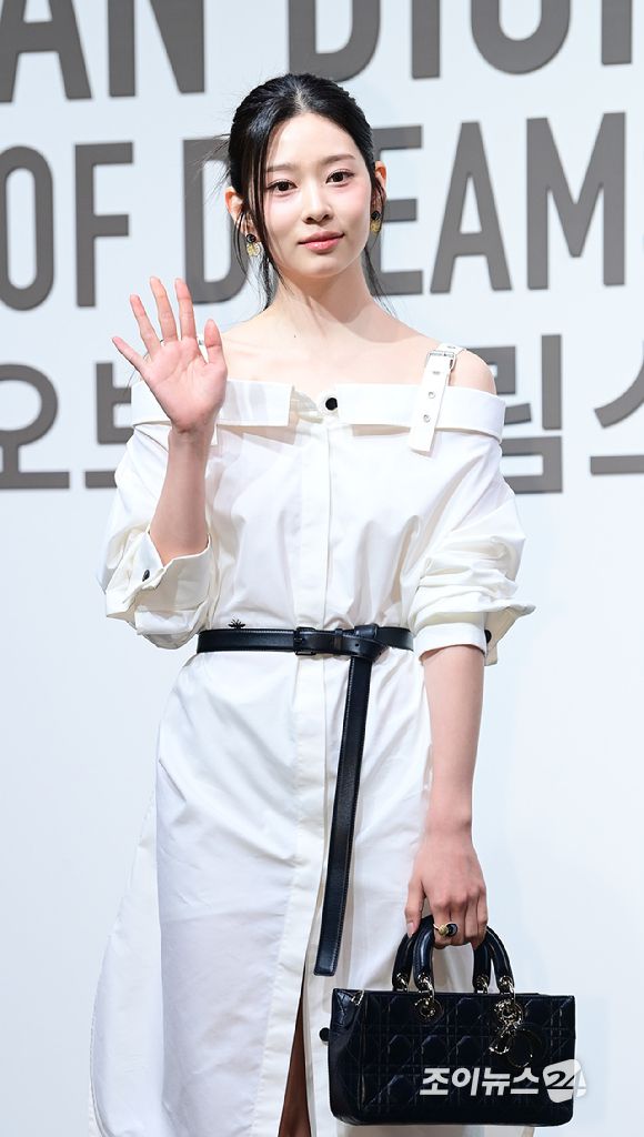 배우 김민주가 18일 오후 서울 동대문구 DDP 아트홀에서 진행된 디올 'DESIGNER OF DREAMS' 전시회 개최 기념 포토월 행사에 참석하고 있다. [사진=정소희 기자]