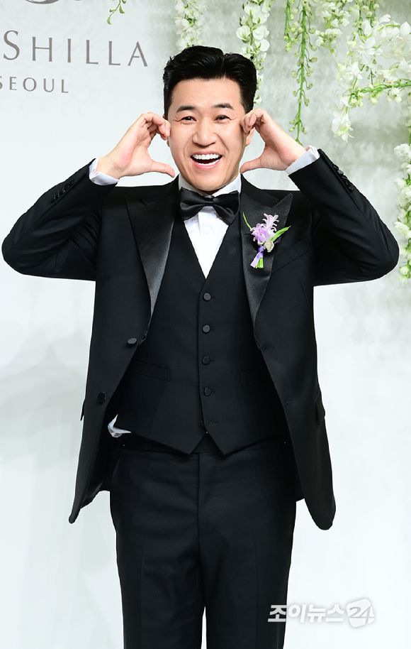 코요태 김종민이 20일 오후 서울 중구 장충동 신라호텔 영빈관에서 11살 연하 예비 신부와 결혼식을 앞두고 포토타임을 갖고 있다. [사진=정소희 기자]