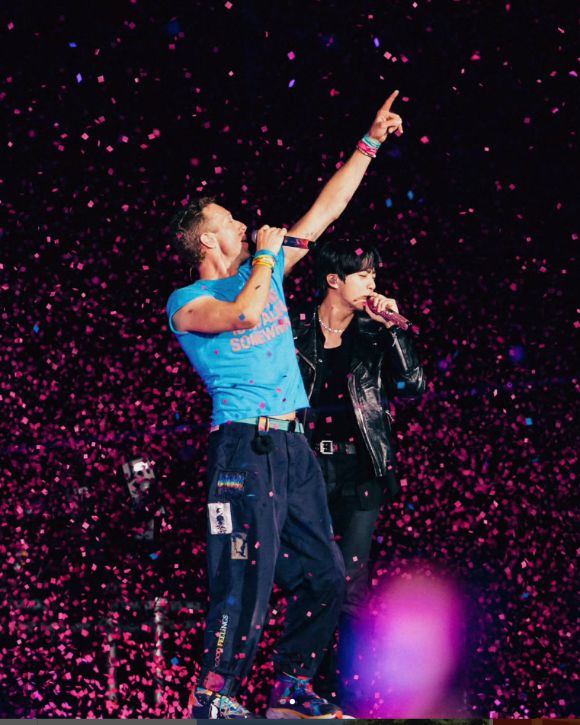 19일 경기 고양시 고양종합운동장에서 진행된 콜드플레이 내한 공연 'Coldplay [Music Of The Spheres World Tour]'에서 크리스 마틴과 방탄소년단 진이 합동 공연을 펼치고 있다. [사진=BTS 진 SNS]