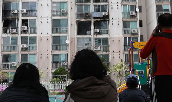 21일 서울 관악구 봉천동 한 아파트에서 불이 나 주민들이 현장을 바라보고 있다. [사진=연합뉴스]
